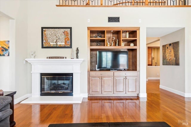 428 Lloyd Ct, Benicia, CA 94510 - living area featuring wood finished floors, baseboards, and a glass covered fireplace