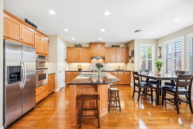 428 Lloyd Ct, Benicia, CA 94510 - kitchen featuring appliances with stainless steel finishes, a sink, a breakfast bar, backsplash, and recessed lighting