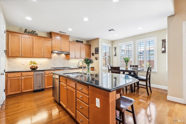 428 Lloyd Ct, Benicia, CA 94510 - kitchen featuring a breakfast bar, a sink, stainless steel appliances, light wood-style flooring, and recessed lighting
