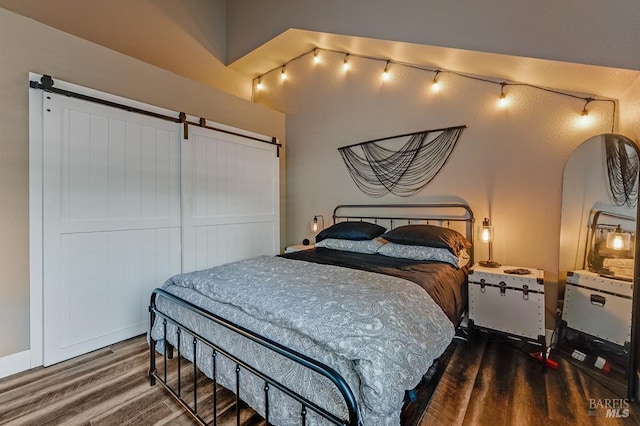 29 Pine Tree Cir, Cotati, CA 94931 - bedroom featuring wood finished floors, a barn door, and rail lighting