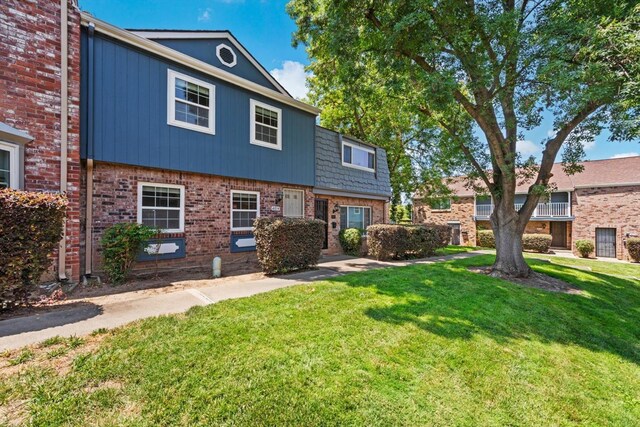 4014 Knoll Top Ct, Carmichael, CA 95608 - view of front of home with a front yard and brick siding