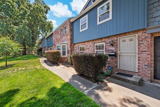 4014 Knoll Top Ct, Carmichael, CA 95608 - property entrance featuring brick siding and a yard