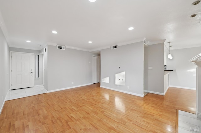 1255 Oak Ridge Ln, Pinole, CA 94564 - unfurnished room with crown molding, light wood-style flooring, and recessed lighting