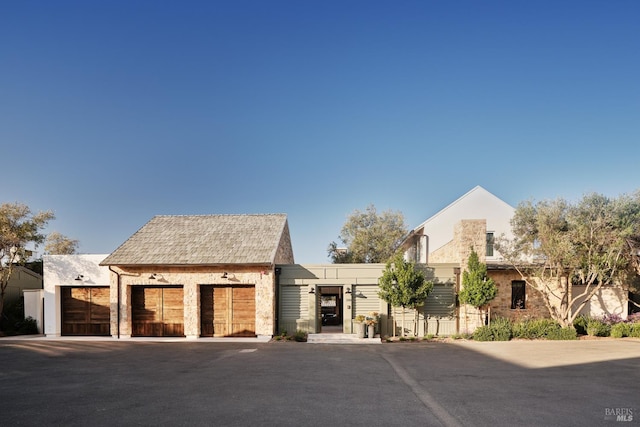 106 Vintners Ct, Napa, CA 94559 - view of front facade featuring asphalt driveway