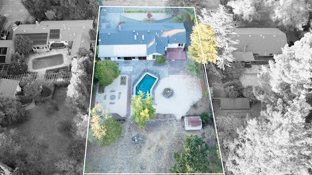 1221 Apple Tree Ct, Sonoma, CA 95476 - aerial view of property and surrounding area featuring property parcel outlined and a pool area