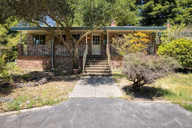 1415 Schaeffer Rd, Sebastopol, CA 95472 - ranch-style house featuring covered porch and brick siding