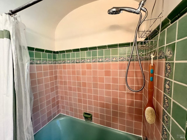 436 S Front St, Rio Vista, CA 94571 - full bath featuring shower / tub combo with curtain