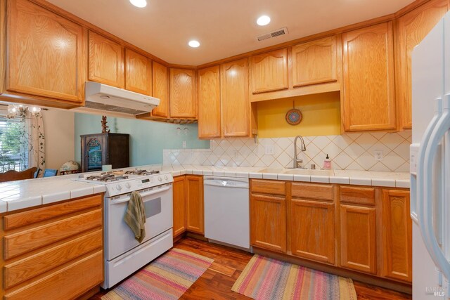 1851 Daniel Way, Redwood Valley, CA 95470 - kitchen featuring white appliances, under cabinet range hood, wood finished floors, backsplash, and recessed lighting