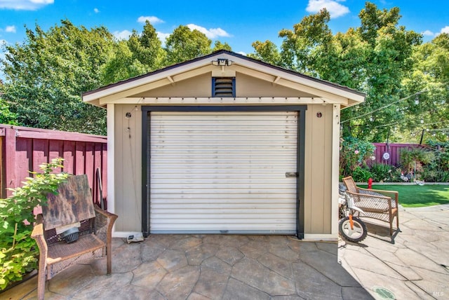 644 Canterbury Cir, Vacaville, CA 95687 - detached garage featuring concrete driveway
