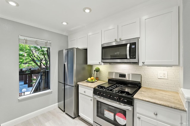 4 Cielo Ln Unit 3E, Novato, CA 94949 - kitchen with appliances with stainless steel finishes, tasteful backsplash, crown molding, white cabinetry, and light wood-style flooring
