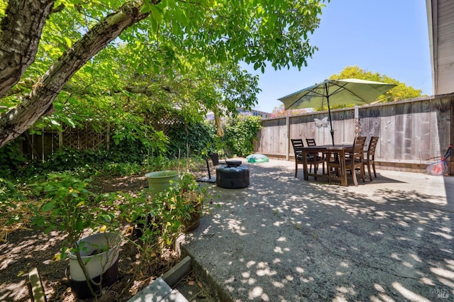 15 Montecito Dr, Corte Madera, CA 94925 - fenced backyard with outdoor dining space and a patio area