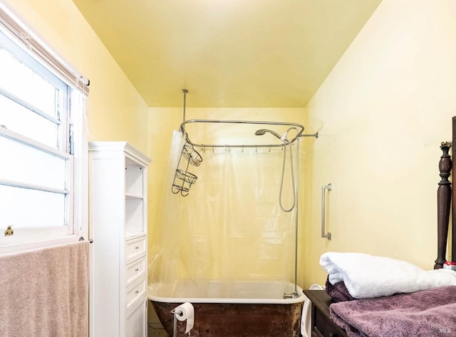 5820 Ruddock Rd N, Philo, CA 95466 - full bath with shower / tub combo
