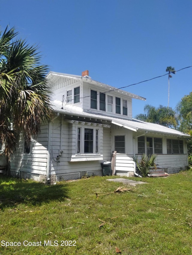 view of front of property featuring a front lawn