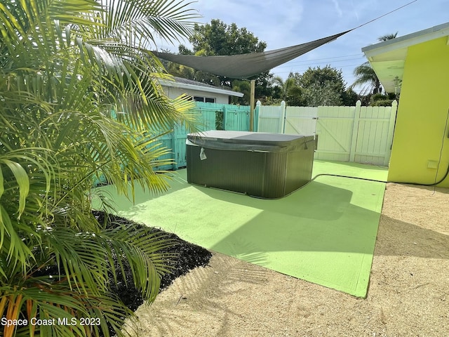 view of yard featuring a hot tub and a patio