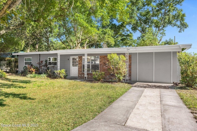 ranch-style house featuring a front lawn