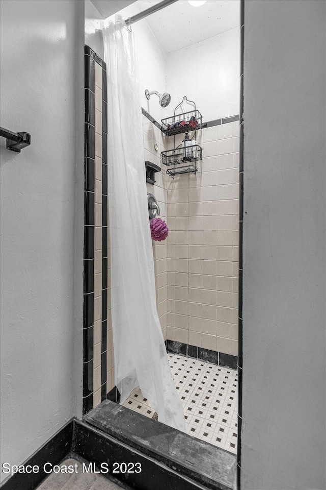 3706 Sutton Dr, Orlando, FL 32810 - bathroom featuring curtained shower and tile flooring