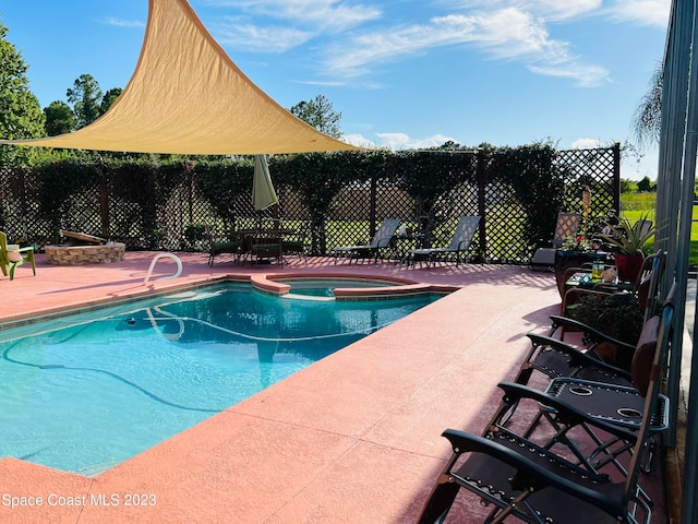 view of pool with an in ground hot tub and a patio area