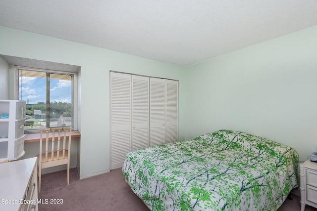 bedroom featuring carpet, a closet, and a textured ceiling