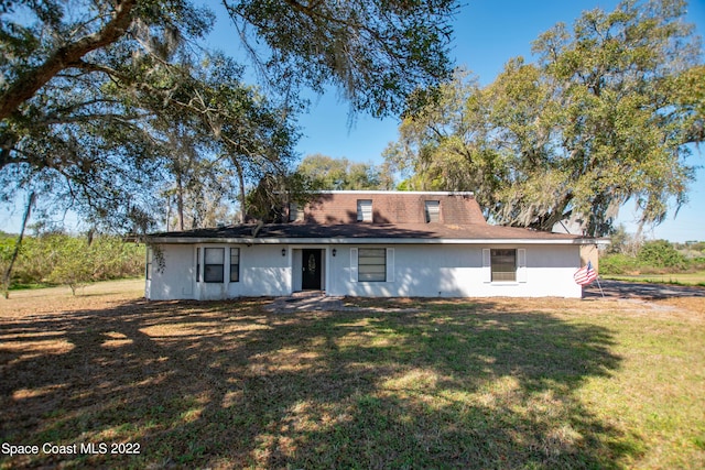 view of front of property featuring a front yard