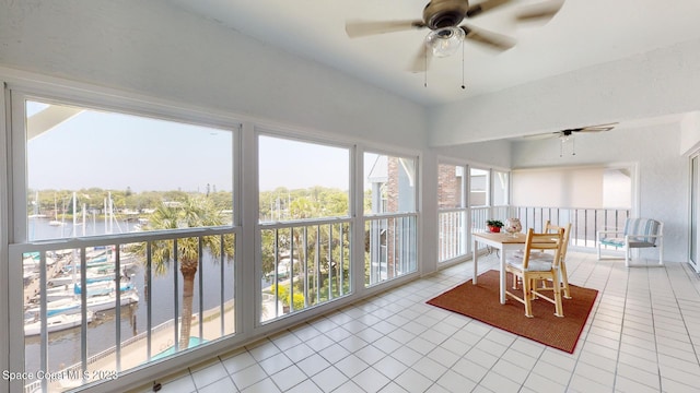 sunroom with ceiling fan