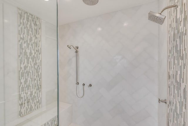 bathroom featuring a tile shower