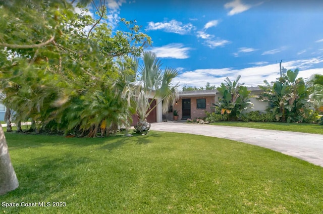 view of front of property featuring a front yard