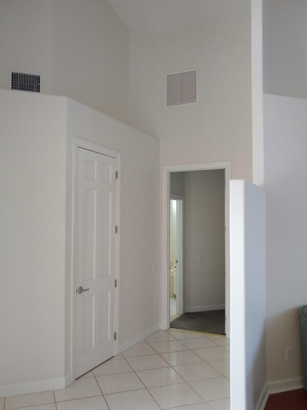 empty room featuring light tile patterned floors