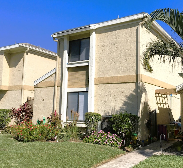 exterior space featuring a front yard