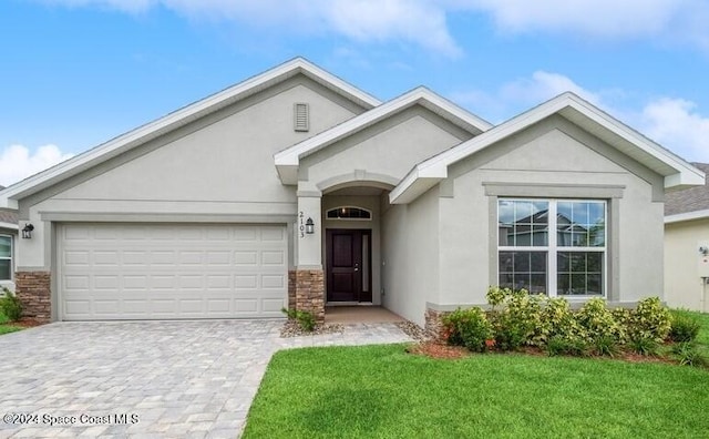 view of front of house featuring a garage and a front yard