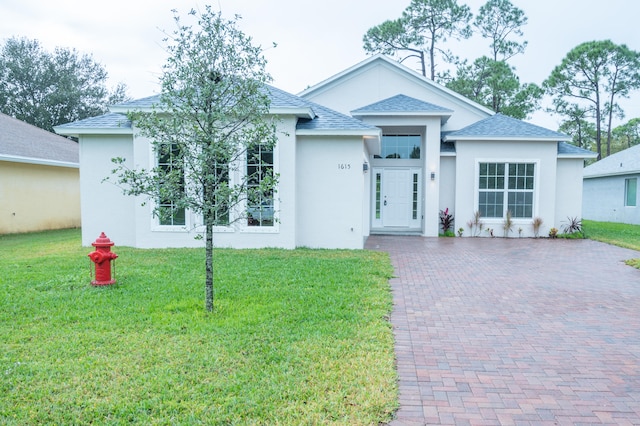 single story home with a front yard