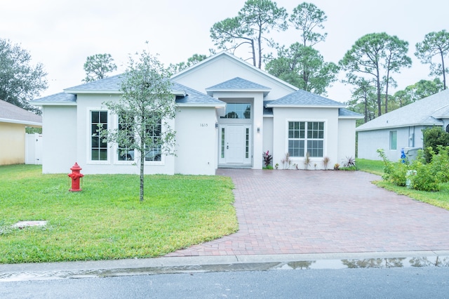 single story home featuring a front yard