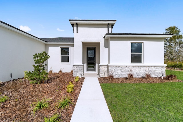 view of front of property featuring a front lawn