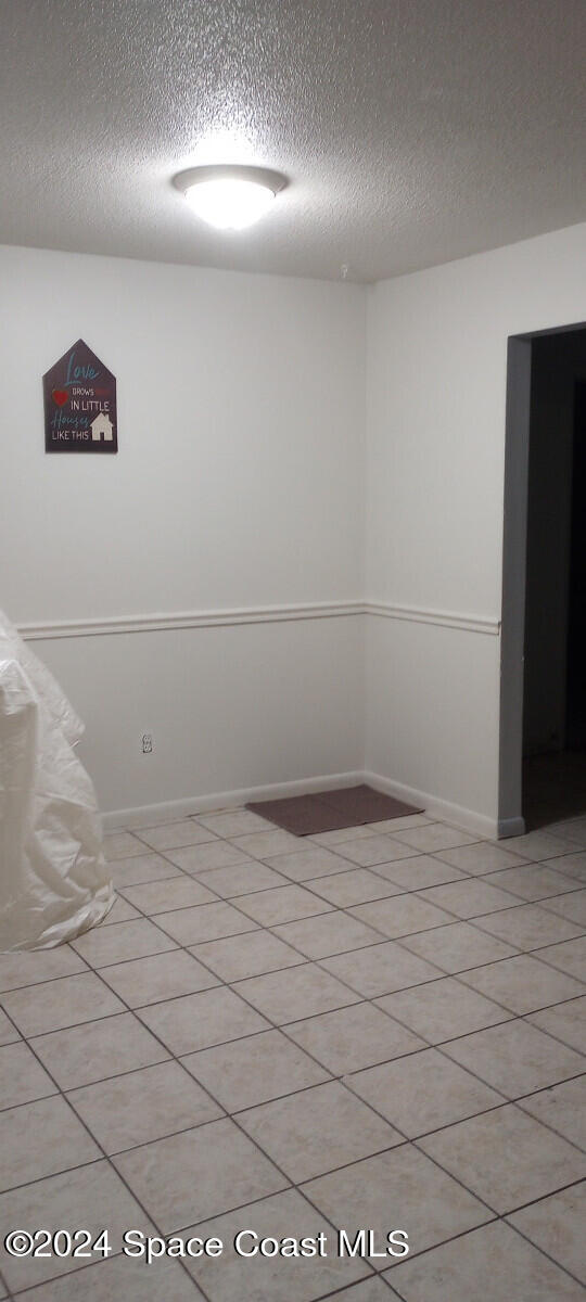 spare room with a textured ceiling