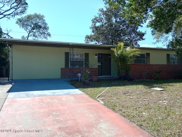 single story home featuring a front yard