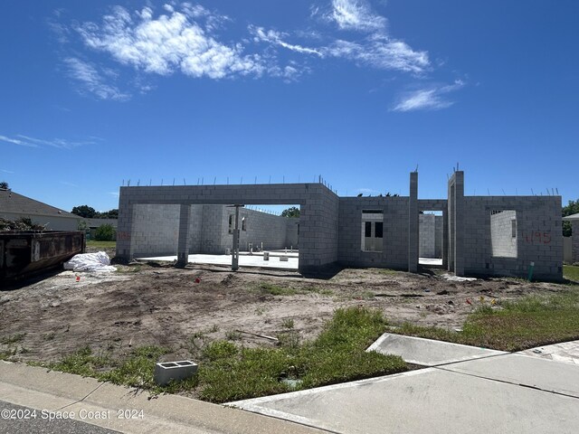 view of front of home featuring a pergola