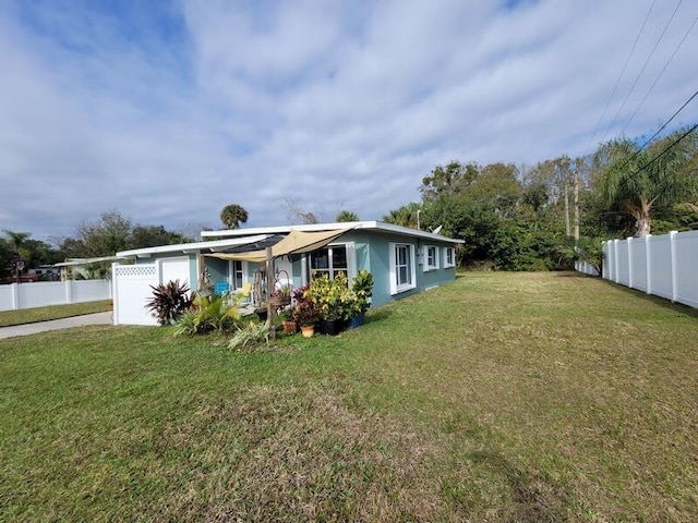 view of front of property with a front lawn