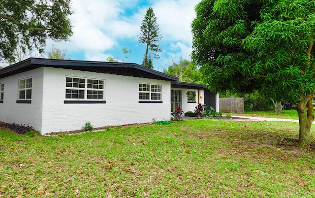 single story home with a front yard