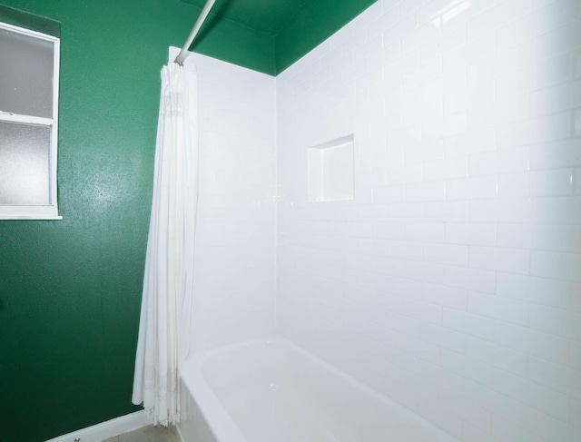 bathroom featuring shower / tub combo