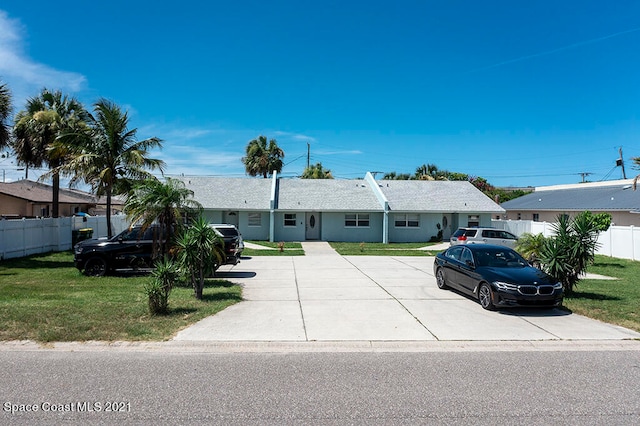 single story home featuring a front lawn