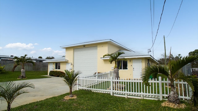 view of front of house with a front lawn