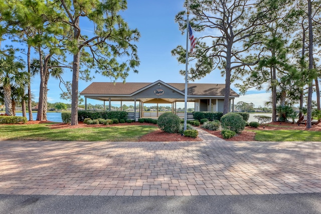 view of front of property with a front yard