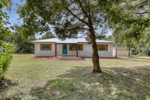 ranch-style house with a front yard