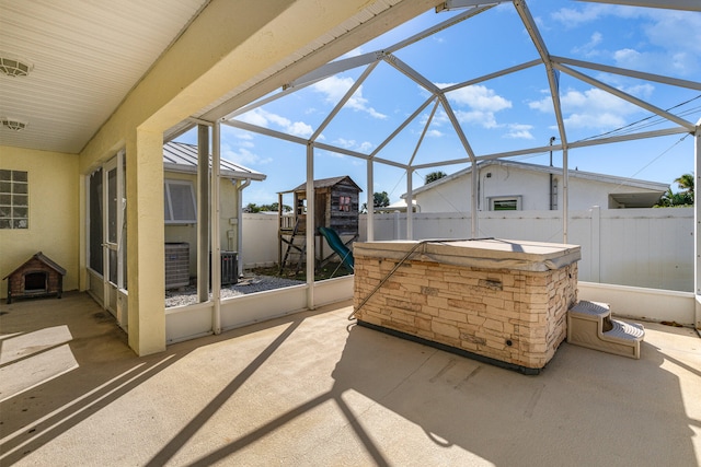 sunroom with vaulted ceiling