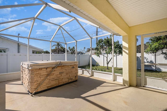 sunroom with vaulted ceiling