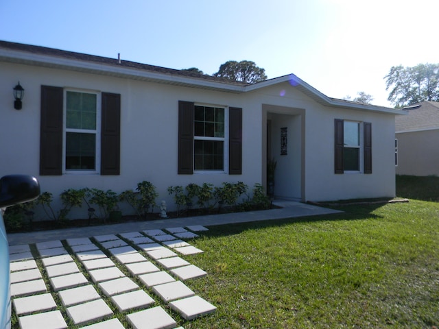 view of front of property featuring a front lawn