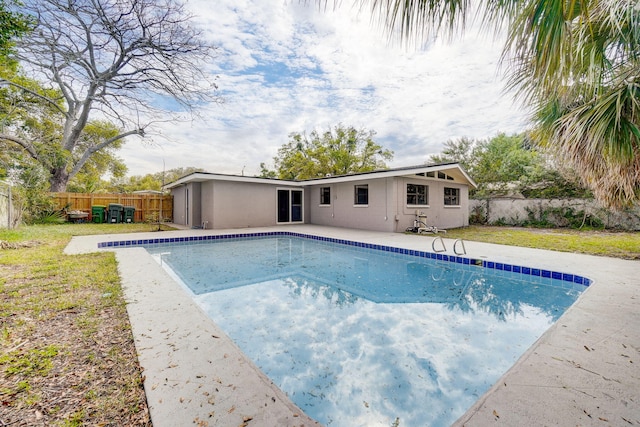 view of swimming pool featuring a yard