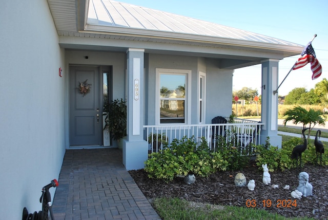 entrance to property featuring covered porch