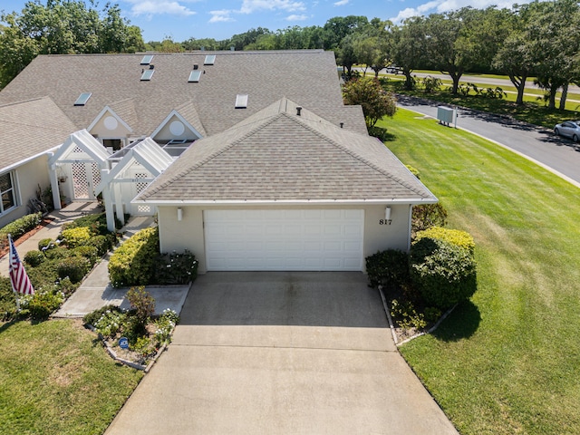 view of front of home featuring a front lawn and a garage