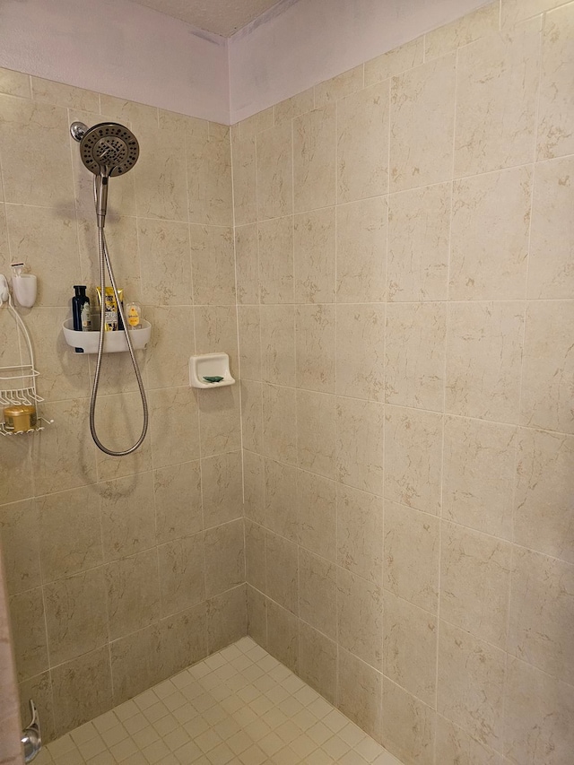 bathroom featuring tiled shower