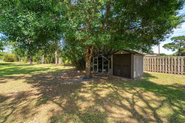 view of yard featuring a storage unit